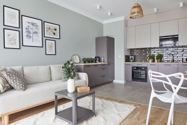 Departamento Confort | Sala de estar | Televisión de pantalla plana de 30 pulgadas con canales por cable 