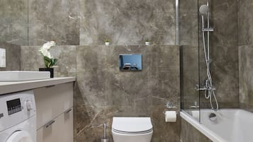 Comfort Apartment | Bathroom | Combined shower/bathtub, rainfall showerhead, free toiletries