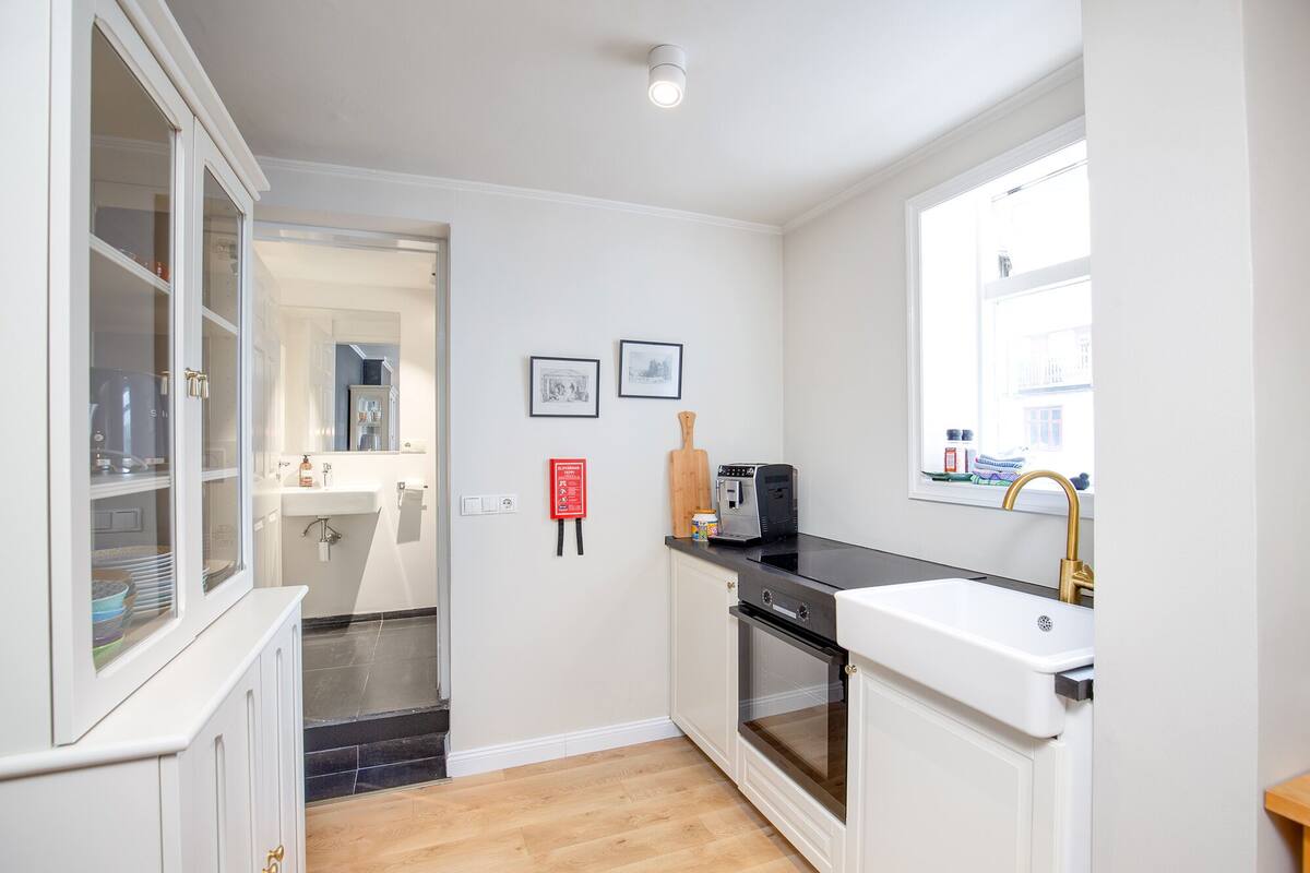 Apartment, 1 Bedroom, Ground Floor | Private kitchen | Coffee/tea maker, full-size fridge, microwave, oven