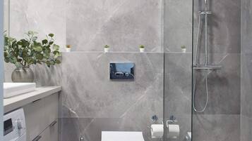 Comfort Apartment | Bathroom | Shower, rainfall showerhead, free toiletries, hair dryer