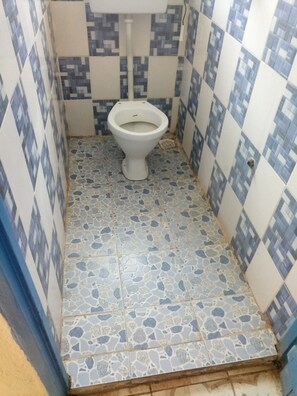 Shower, towels, soap, toilet paper - Dodoma Guest House (Gilgil)