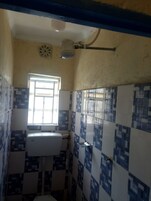 Ducha, toallas, jabón, papel higiénico