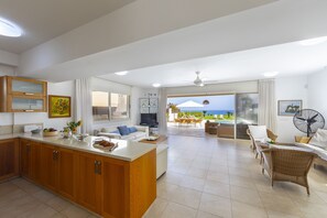 TV - Protaras Beachfront Villa Pietra (Protaras)