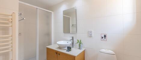 Een bad, een haardroger, handdoeken