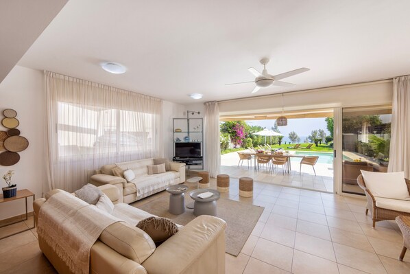 TV - Protaras Beachfront Villa Pietra (Protaras)