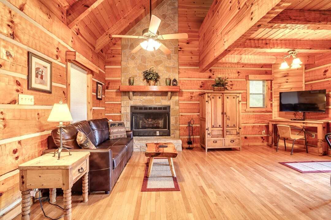 Little Smoky Dream (2 Bedroom, new small appliances, new hot tub and much more!)