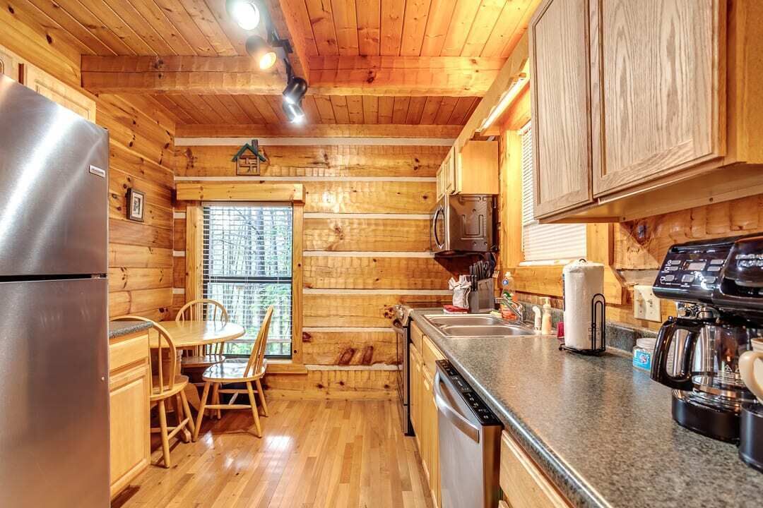 Little Smoky Dream (2 Bedroom, new small appliances, new hot tub and much more!)