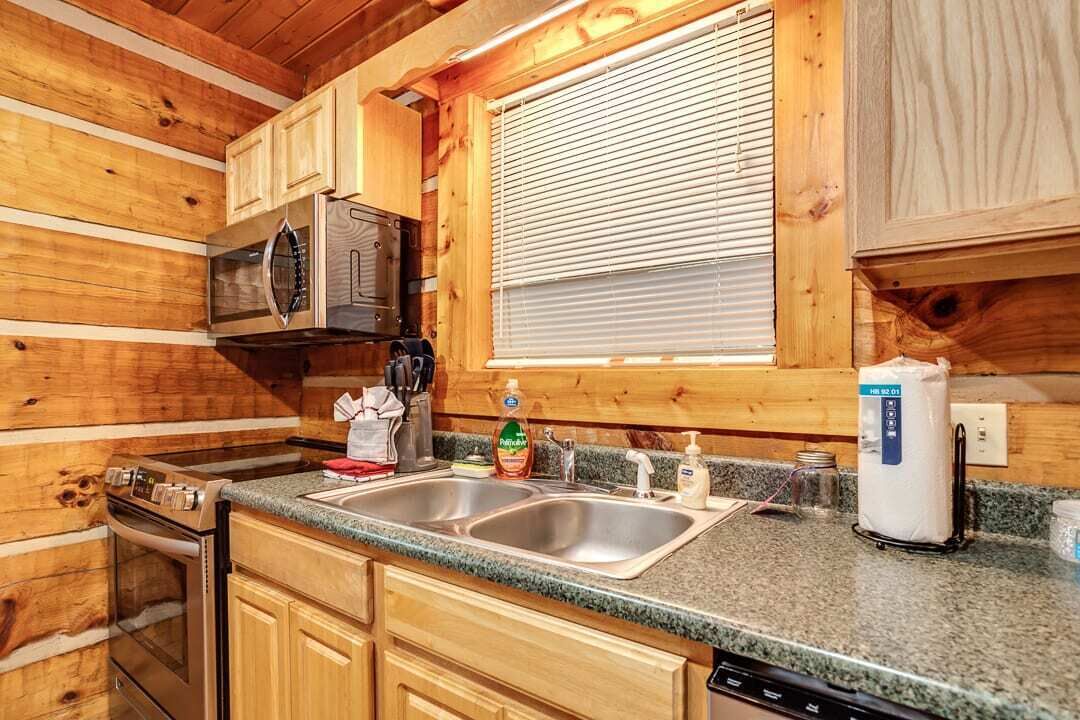 Little Smoky Dream (2 Bedroom, new small appliances, new hot tub and much more!)