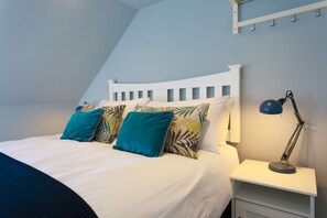 3 bedrooms, iron/ironing board, travel cot, free WiFi - Charming House near the Seafront in the Heart of Whitstable. (Whitstable)