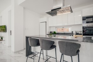 Frigorifero, microonde, forno, lavastoviglie