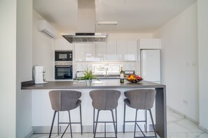 Refrigerador, microondas, horno y lavavajillas 