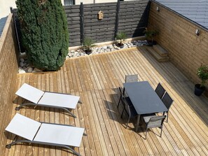 Outdoor dining - Luxury house of 150 m2 5 minutes from the beach (Le Tréport)