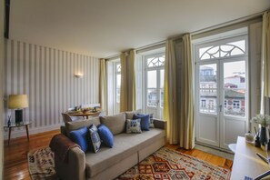 TV - Loft exclusive to Clérigos (Porto)