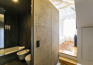 Shower, hair dryer, bidet, towels - Loft exclusive to Clérigos (Porto)