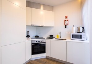 Refrigerador, microondas, horno, placa de cocina