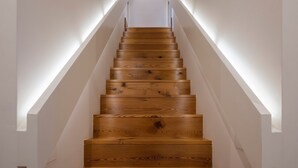 Un escalier en bois, avec des murs blancs et un design simple.