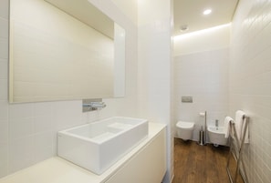 Hårtørrer, håndklæder, Shampoo, Toiletpapir