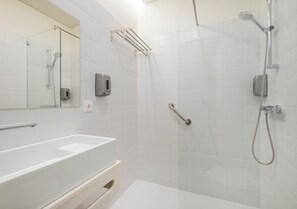 Haartrockner, Handtücher, Shampoo, Toilettenpapier