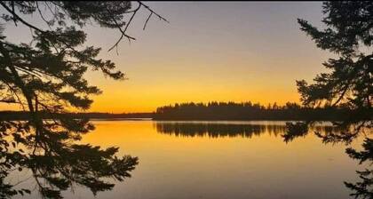 Auringonlaskun talo, Uusi talo, edestä takana oleva setri-kansi, uudet laitteet pesukone ja kuivausrumpu. Alaportaita kylpytakki kylpyammeella ja suihkulla, alakerrassa makuuhuone parivuode, kaksi makuuhuonetta toisessa kerroksessa, teo erilliset vuote...