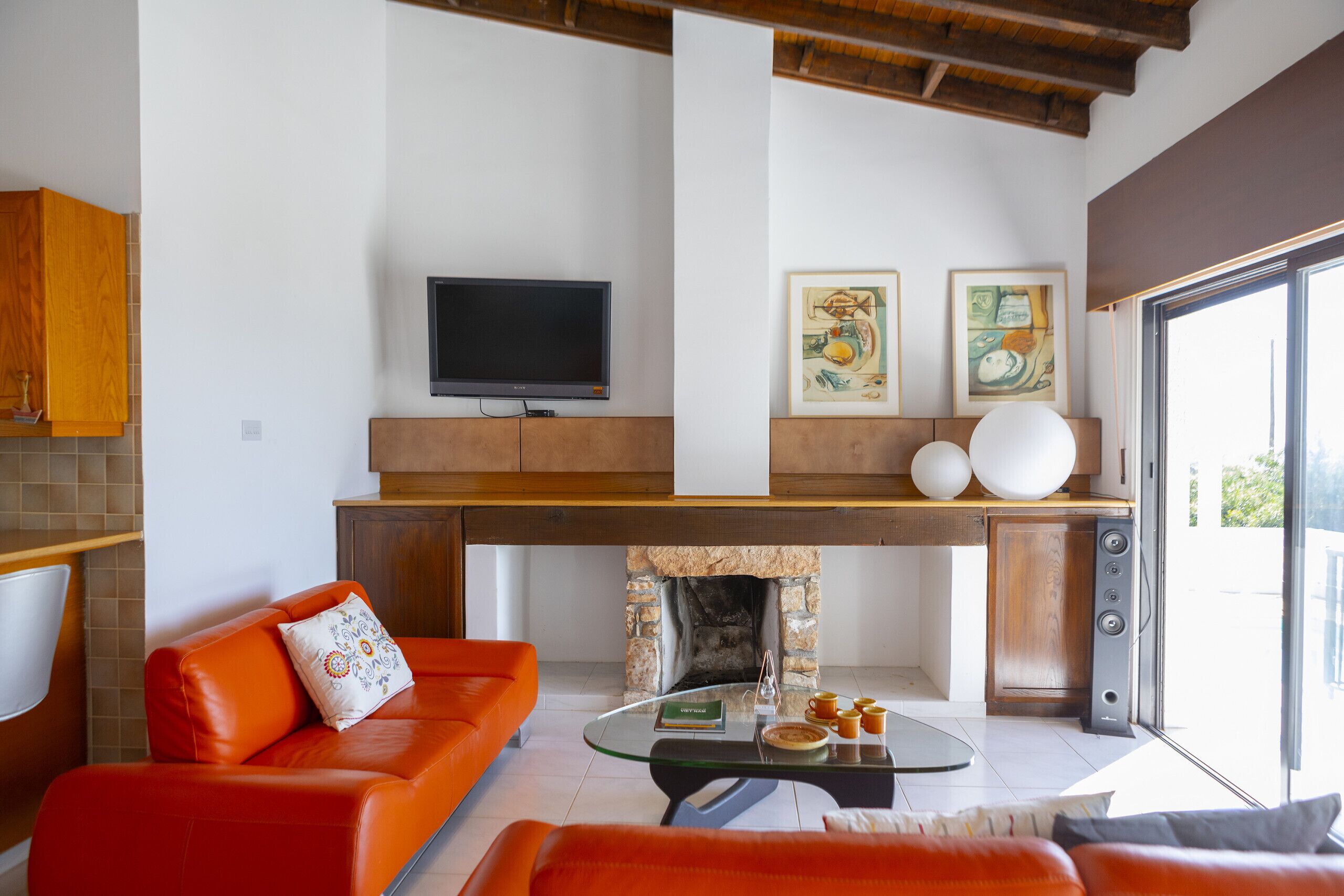 Televisión y chimenea 
