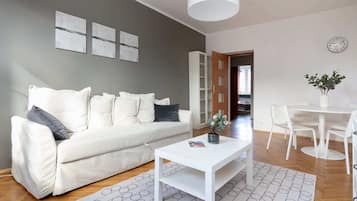 Superior appartement | Woonkamer | Een 30-inch flatscreentelevisie met kabelzenders en televisie