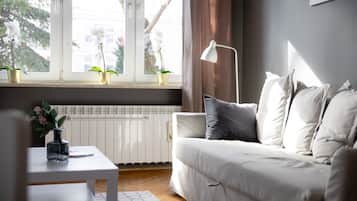 Apartament superior | Sala d'estar | Televisor de pantalla plana de 30 polzades amb canals per cable