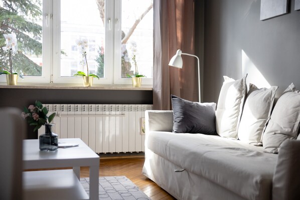 Superior Apartment | Living room | 30-inch flat-screen TV with cable channels, TV - Saska Kepa Modern Apartment (Warsaw)