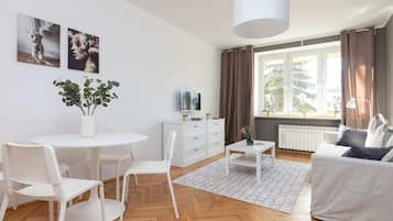 Leilighet – superior | Oppholdsrom | En 30-tommers Flatskjerm-TV med kabel-kanaler samt TV