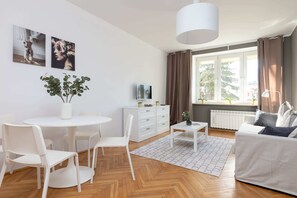 Superior-Apartment | Wohnzimmer | 30-Zoll-Flachbildfernseher mit Kabelempfang, Fernseher