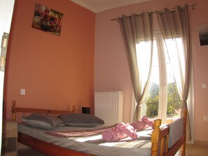 2 عدّة غرف نوم ومكواة/لوح كي وواي فاي وملاءات أسرّة