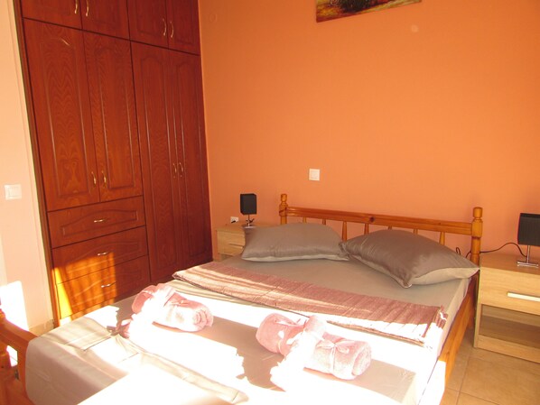 2 bedrooms, iron/ironing board, WiFi, bed sheets