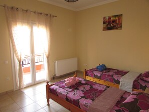 2 bedrooms, iron/ironing board, WiFi, bed sheets - The Lions House  (Liapades)