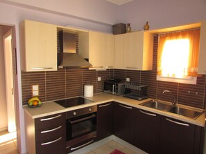 Kühlschrank, Mikrowelle, Ofen, Wasserkocher mit Kaffee-/Teezubehör