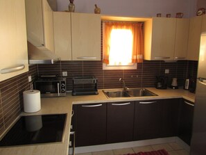 Fridge, microwave, oven, coffee/tea maker