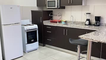 Kühlschrank, Mikrowelle, Wasserkocher mit Kaffee-/Teezubehör, Toaster