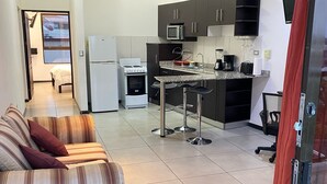 コーヒー / ティーメーカー、冷蔵庫、電子レンジ、トースター