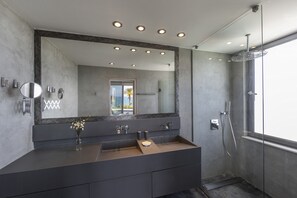 Shower, hair dryer, towels - Protaras Beachfront Dream Villa (Protaras)