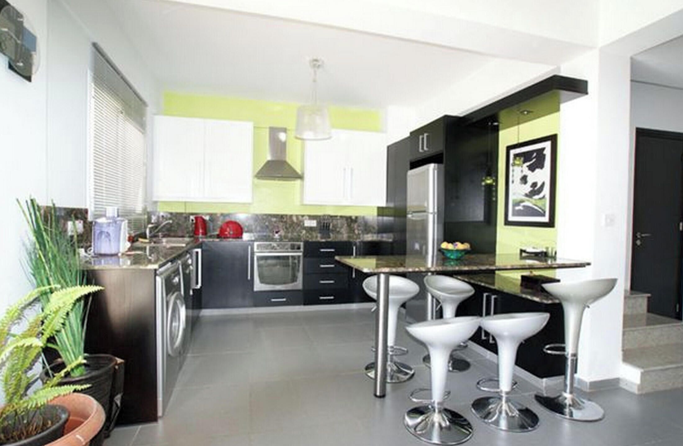 Kühlschrank, Mikrowelle, Ofen, Geschirrspüler