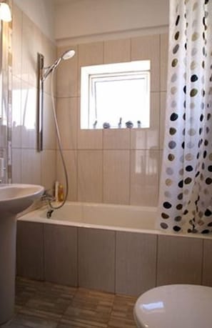 Bañera, secador de pelo y toallas