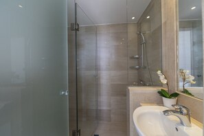 Badewanne, Haartrockner, Handtücher