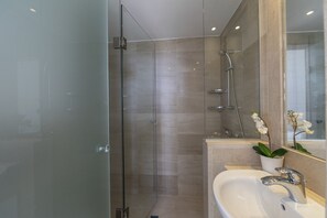 Baignoire, sèche-cheveux, serviettes fournies