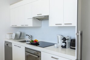 Réfrigérateur, four, lave-vaisselle, cafetière/bouilloire