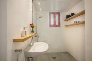 Dusche, Haartrockner, Handtücher