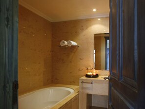 Badewanne, Haartrockner, Handtücher