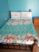 Escritorio, wifi gratis y ropa de cama 