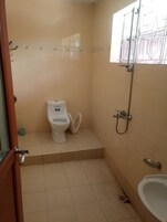 Ducha, artículos de tocador gratuitos, toallas, jabón