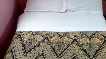 Single Room | Desk, bed sheets