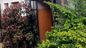 A building with a sign that reads "BLOCK & HOME ENTERED". - Framjow Highway Lodge - Adults Only (Gilgil)
