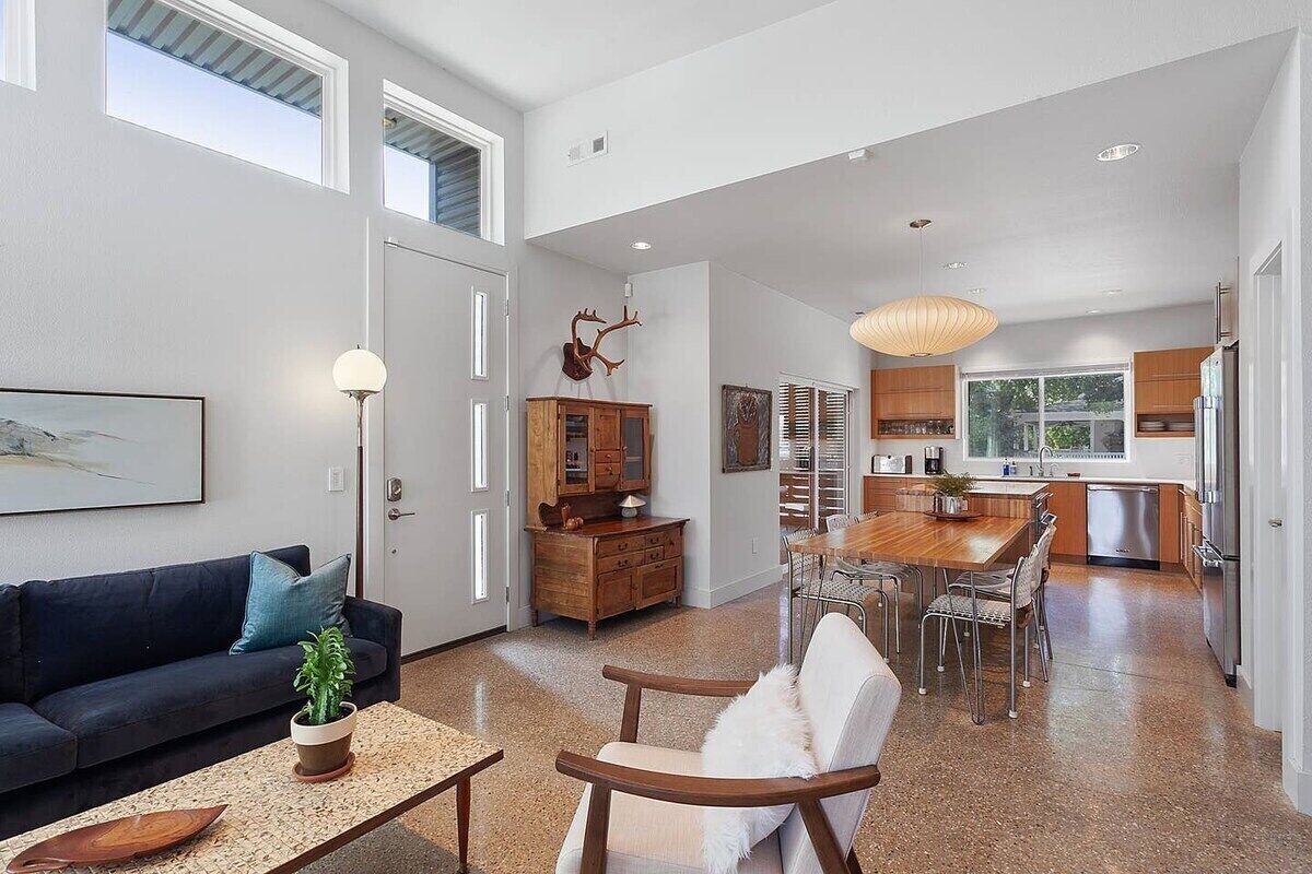 Een televisie, een open haard en een kantoor