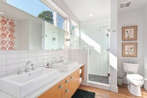 Badewanne, Haartrockner, Handtücher
